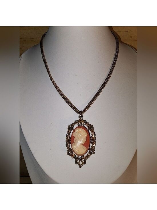 Jewelry - Vintage Art Nouveau Cream Cameo Necklace 14"